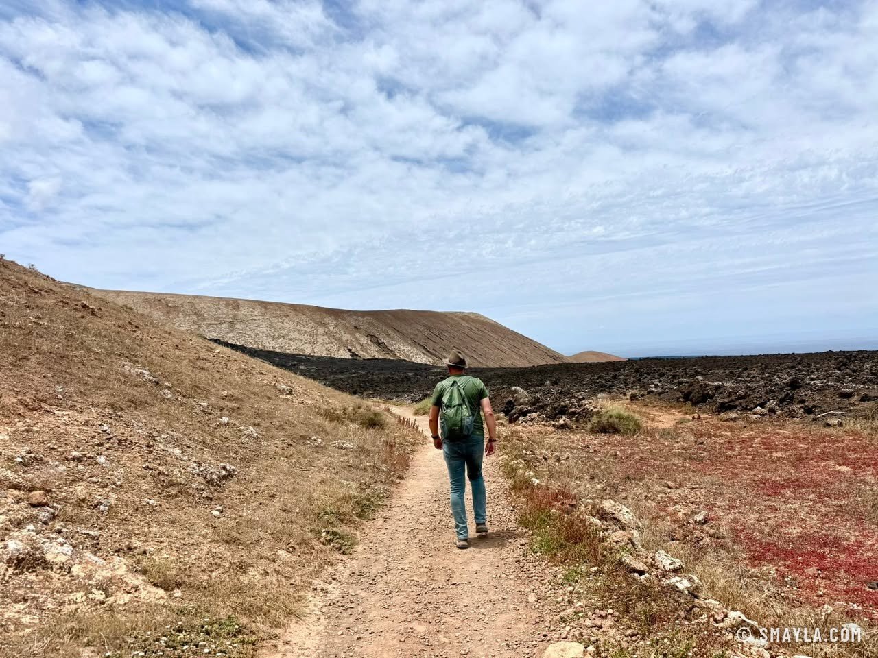 Chemin de sable rouge vers la Caldera