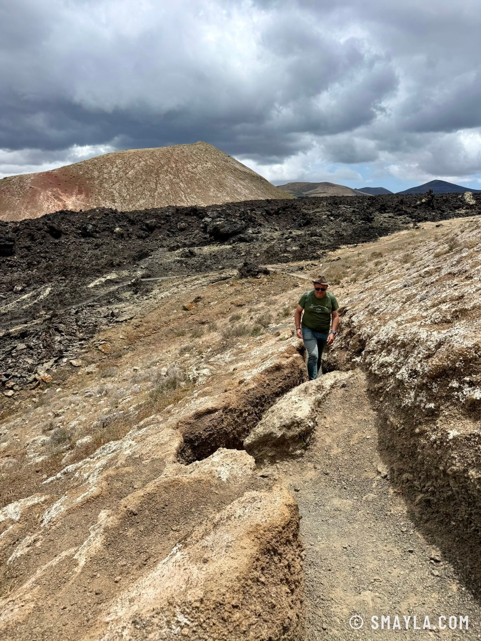 Sentier étroit entre les blocs de lave