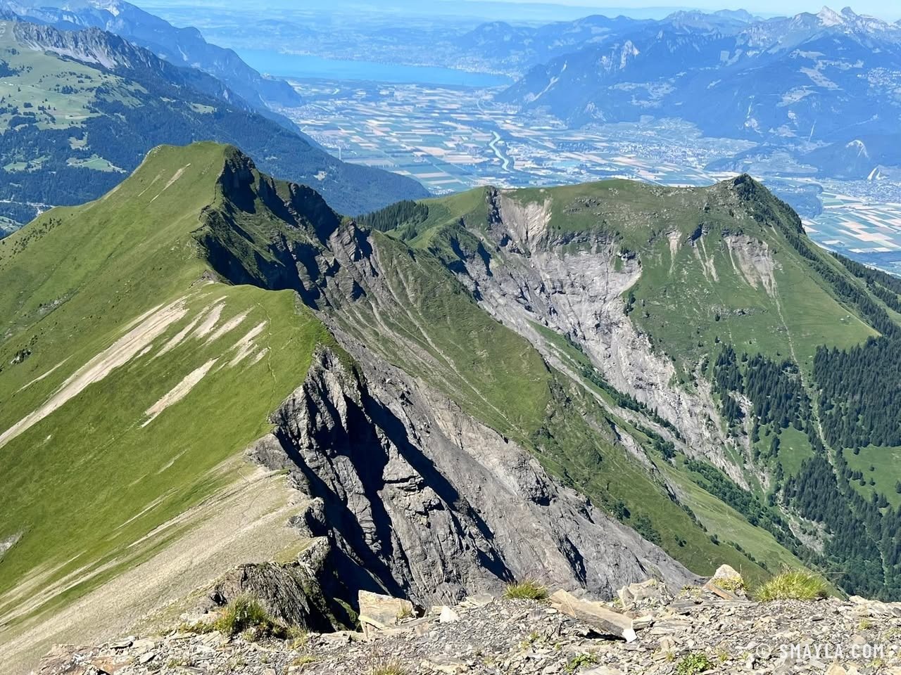 Crête herbeuse au-dessus de la plaine
