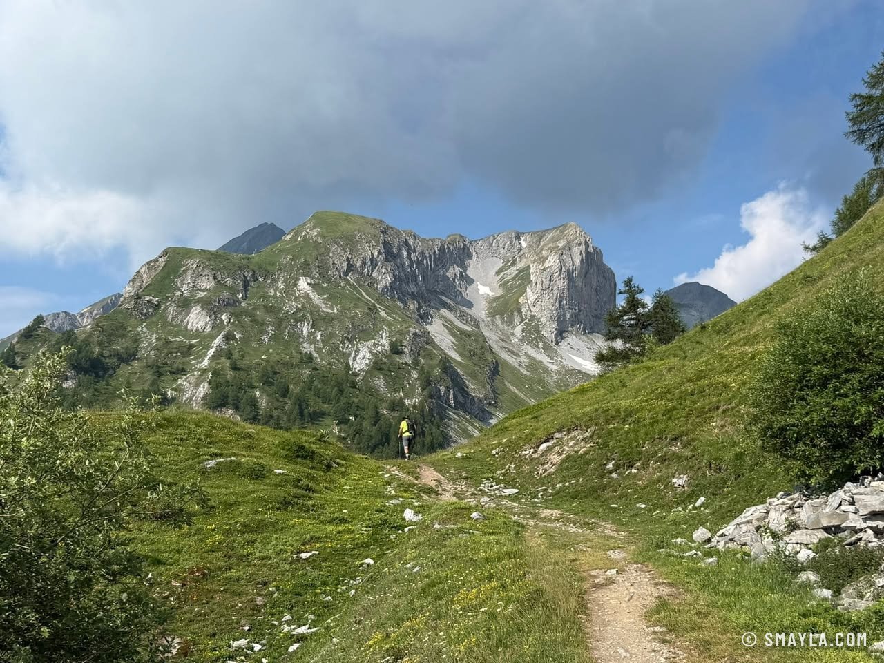 Sentier vers les rochers