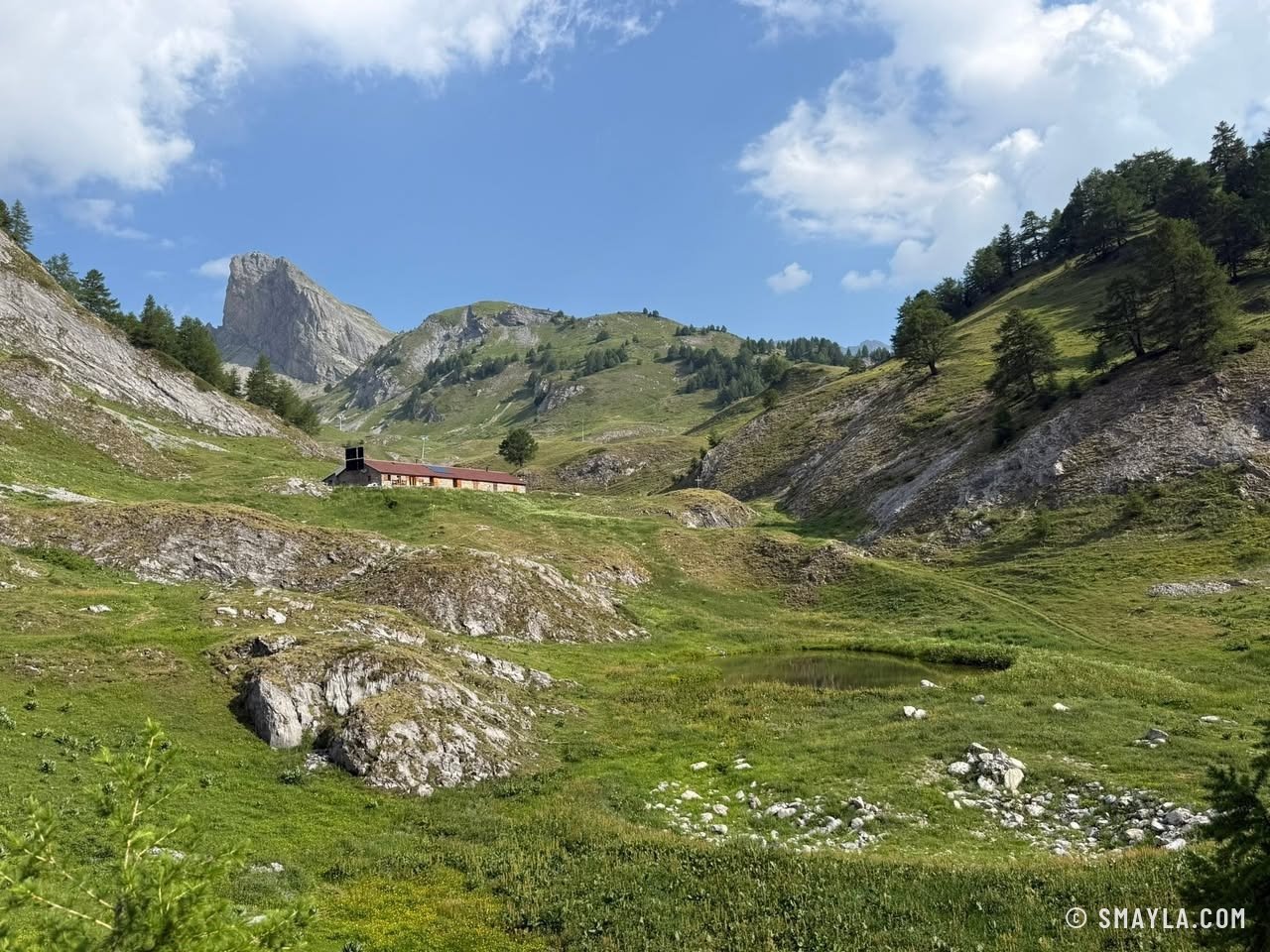 Alpage et tour rocheuse