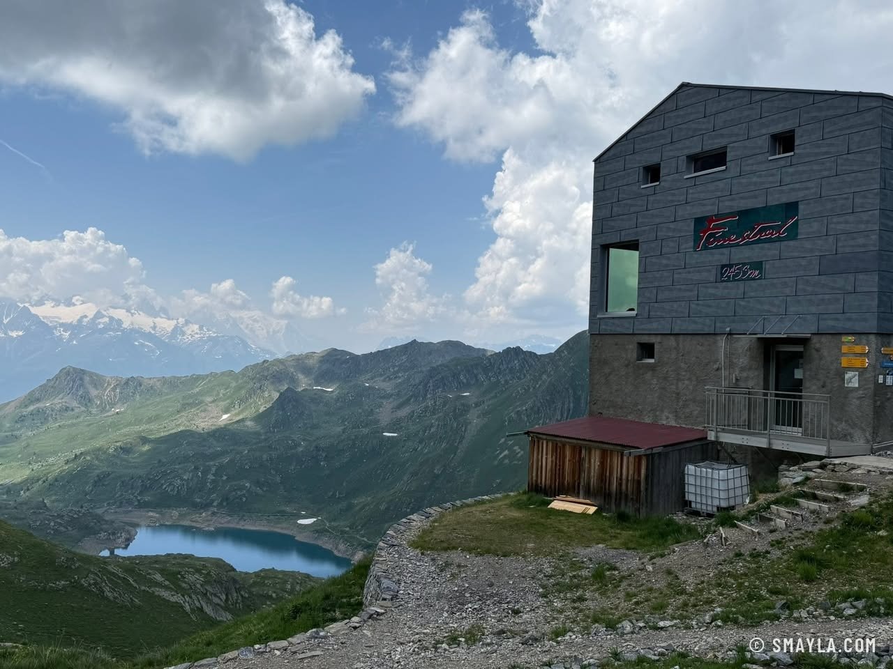 Cabane au-dessus du lac