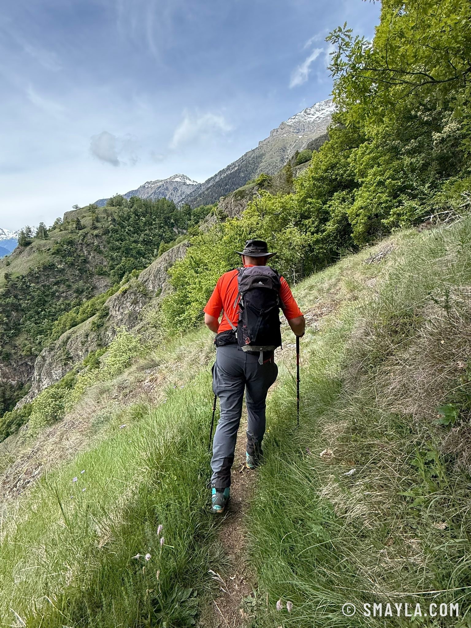 Christian sur le sentier herbeux