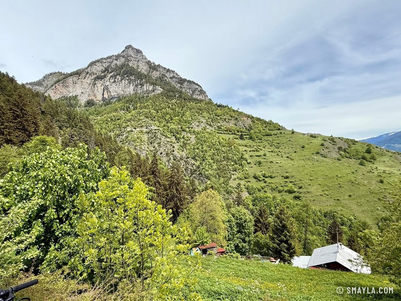 Alpage sous un sommet rocheux