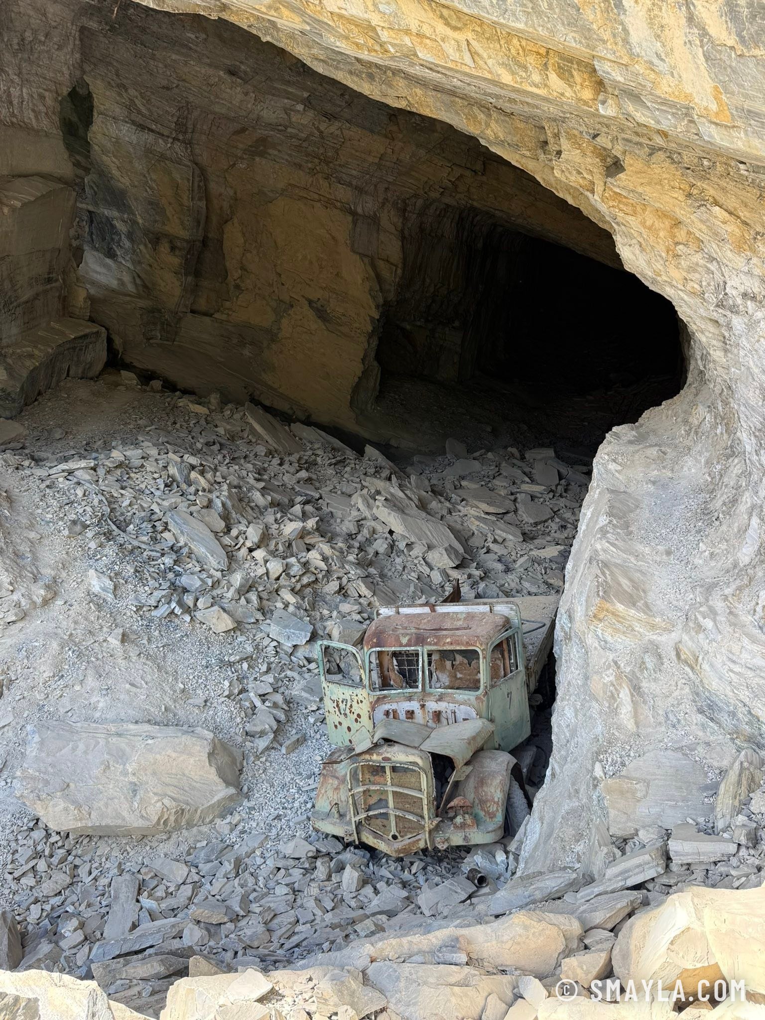 Vieille machine dans la carrière