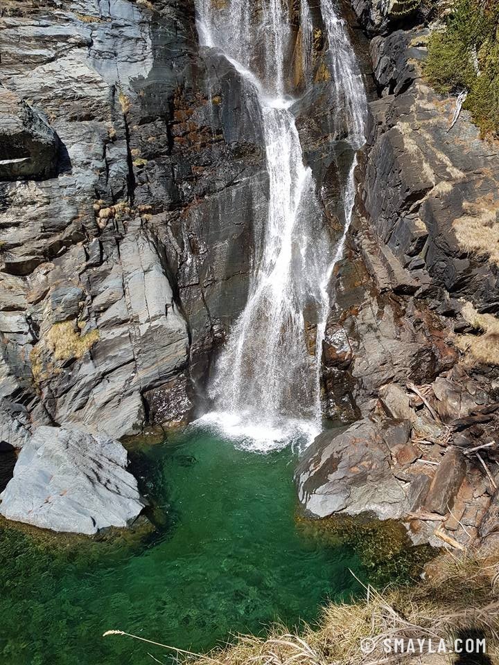 Cascade et vasque verte