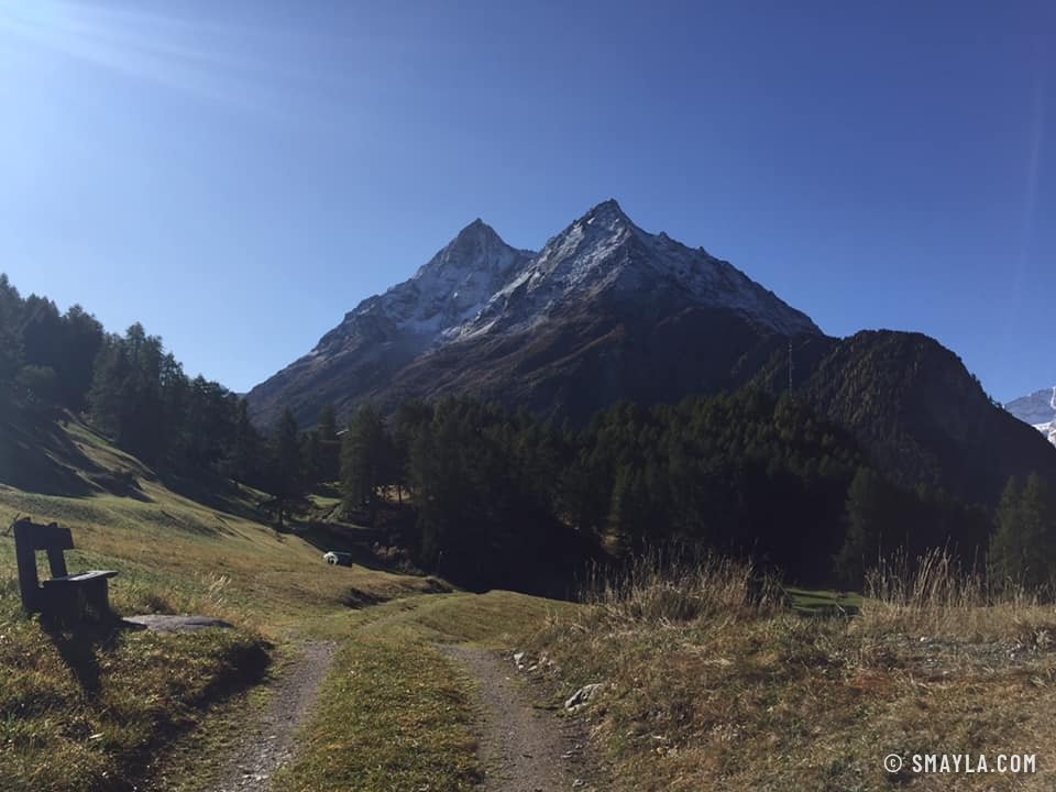 Le chemin face aux sommets