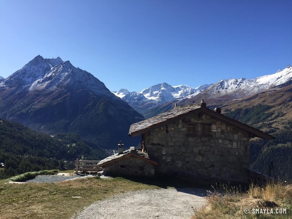 Chalet d'alpage face aux sommets