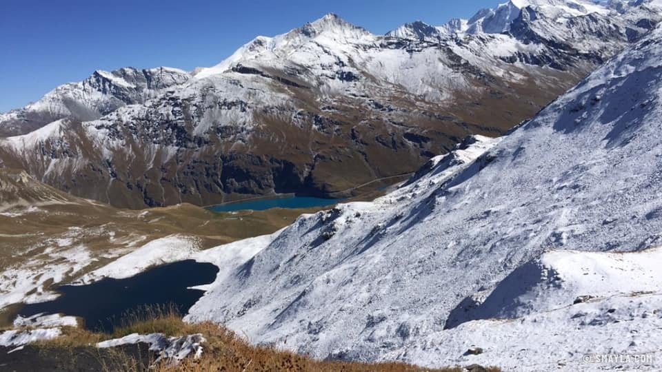 Petits lacs sous la neige fraîche