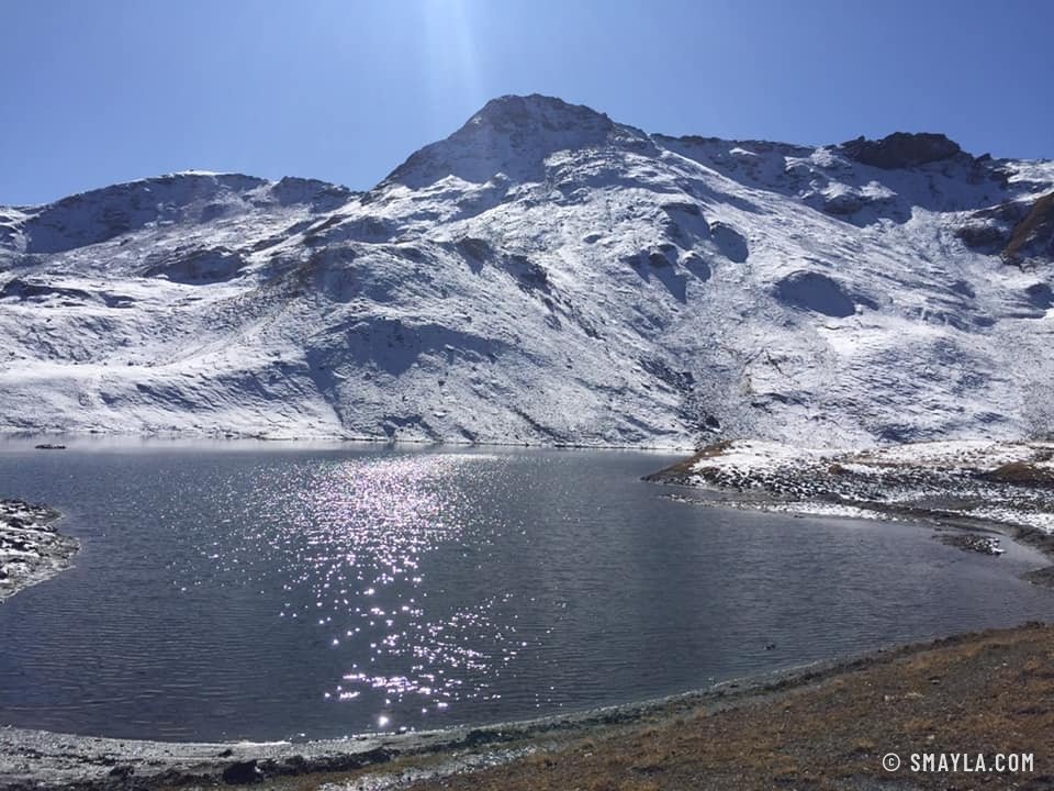 Le lac scintillant sous le soleil