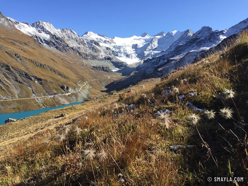 Le glacier de Moiry au fond