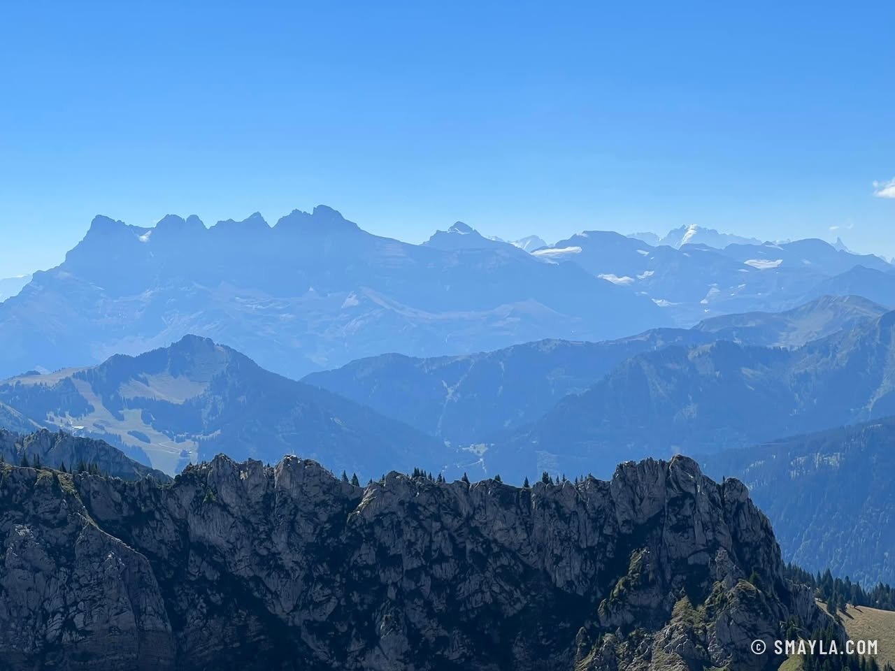 Les Dents du Midi au loin