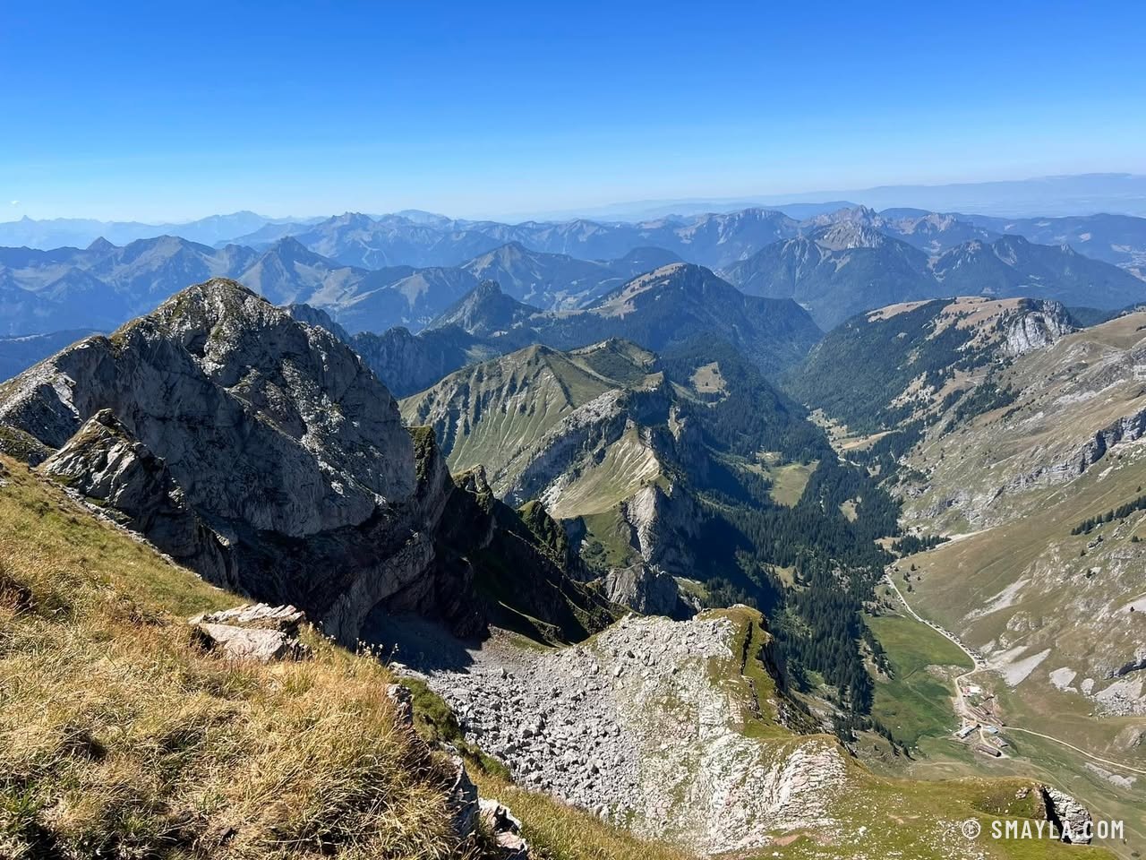 Arêtes rocheuses sous le sommet