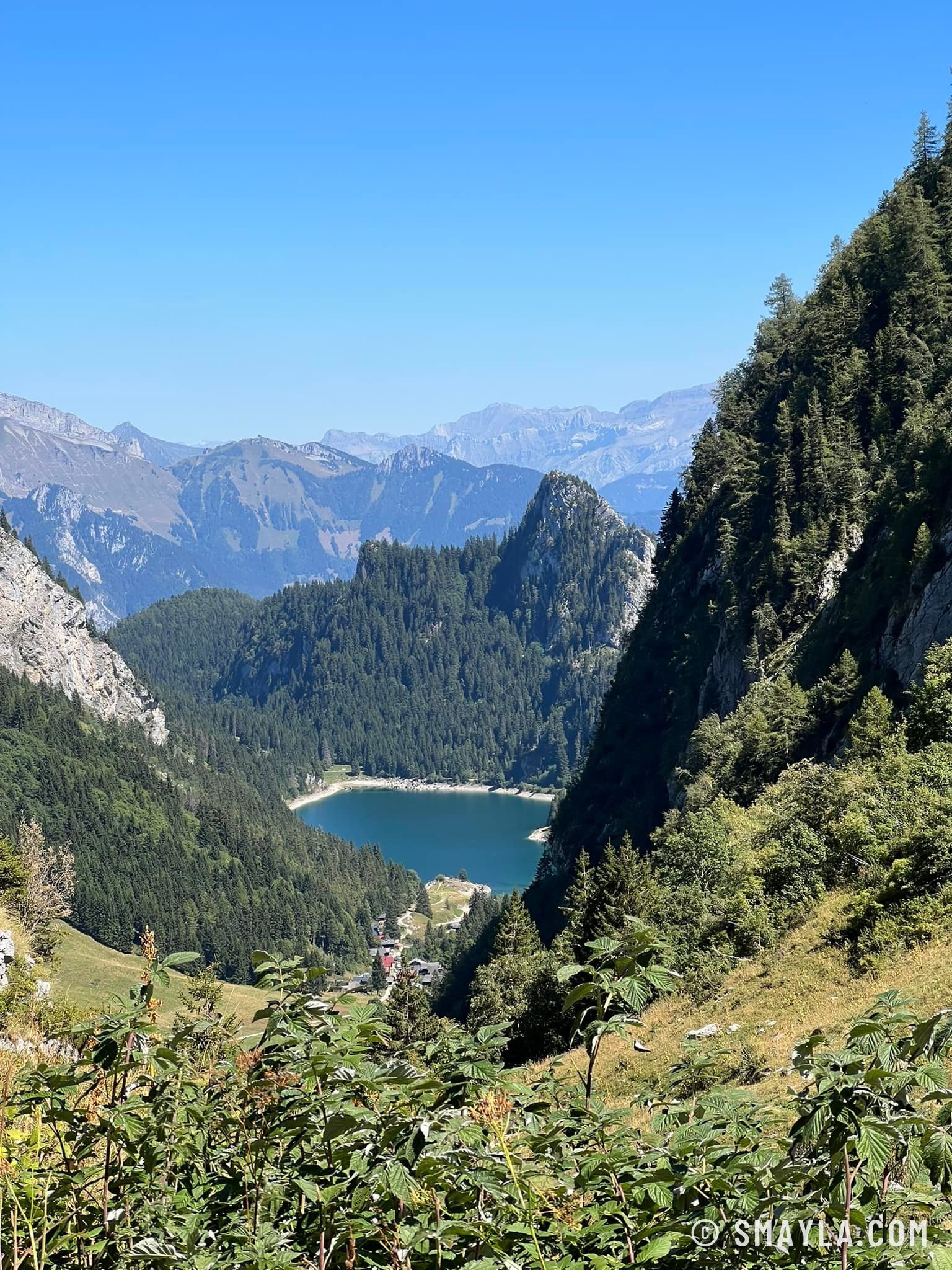 Un lac en contrebas