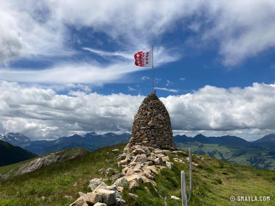 Cairn et drapeau valaisan