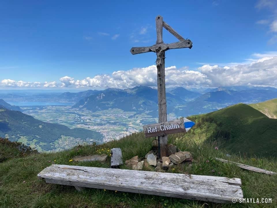 Croix et banc au sommet