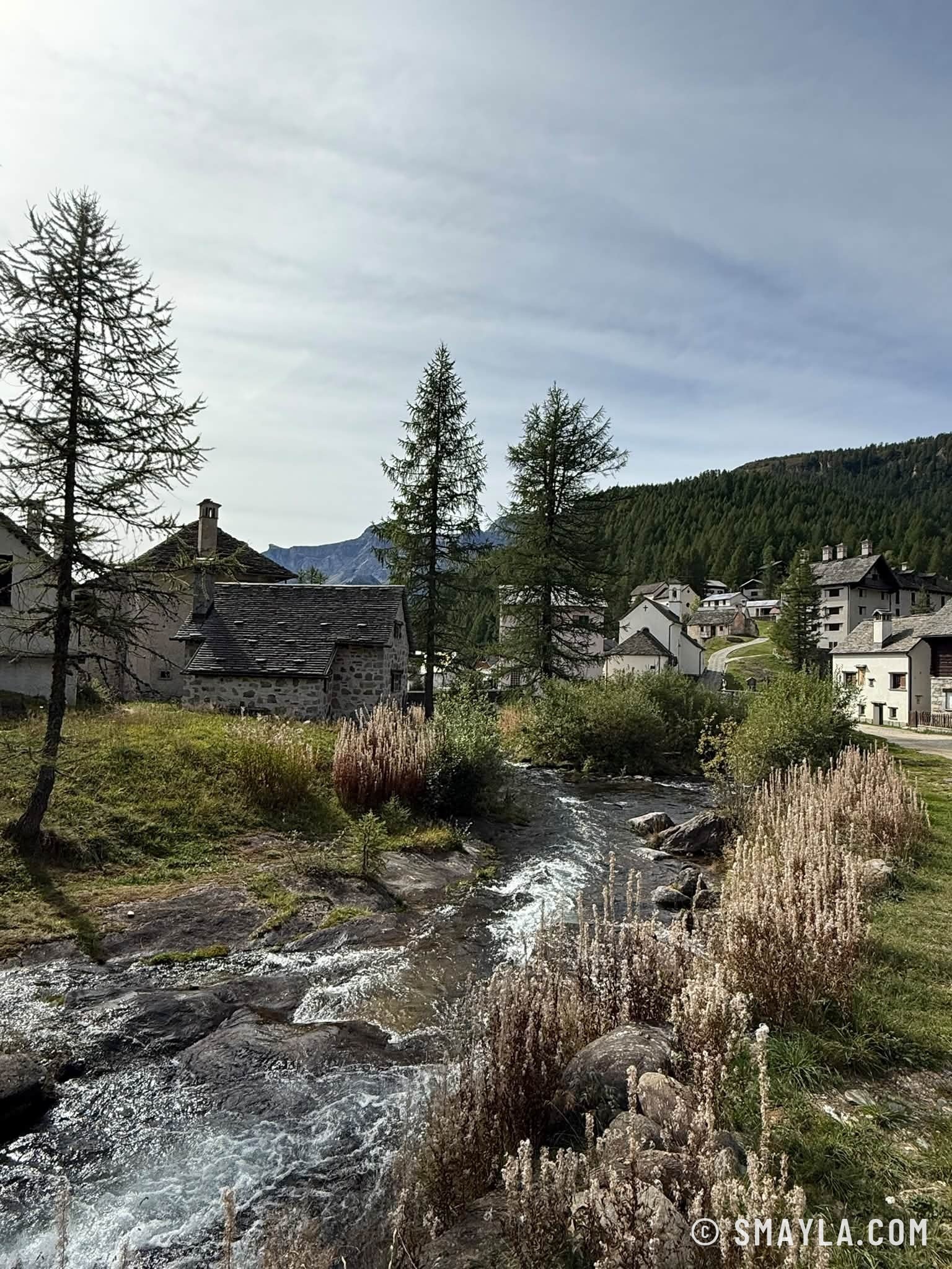 Torrent et hameau de pierre