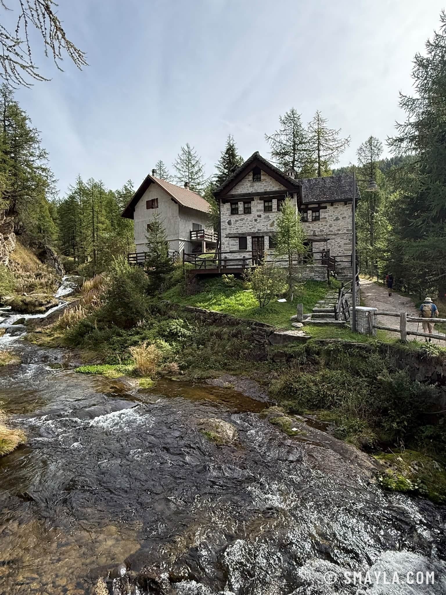 Maison de pierre au bord du torrent