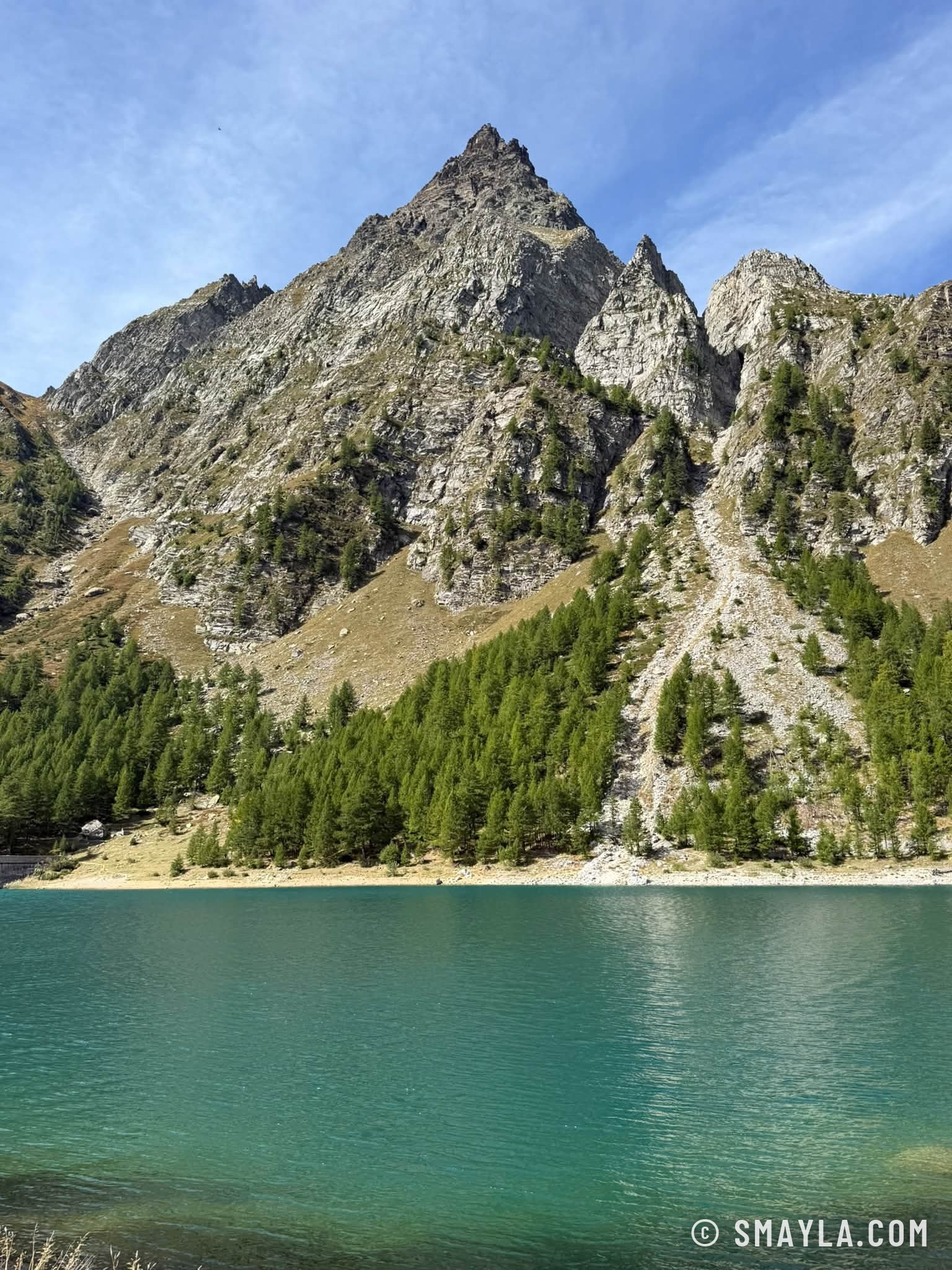 Pyramide de granit au-dessus du lac