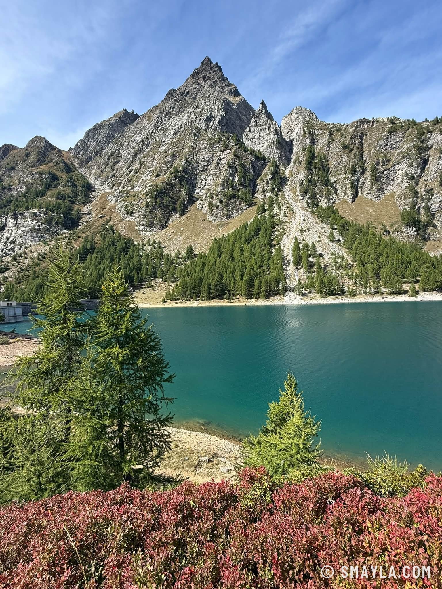 Le lac et le sommet en automne