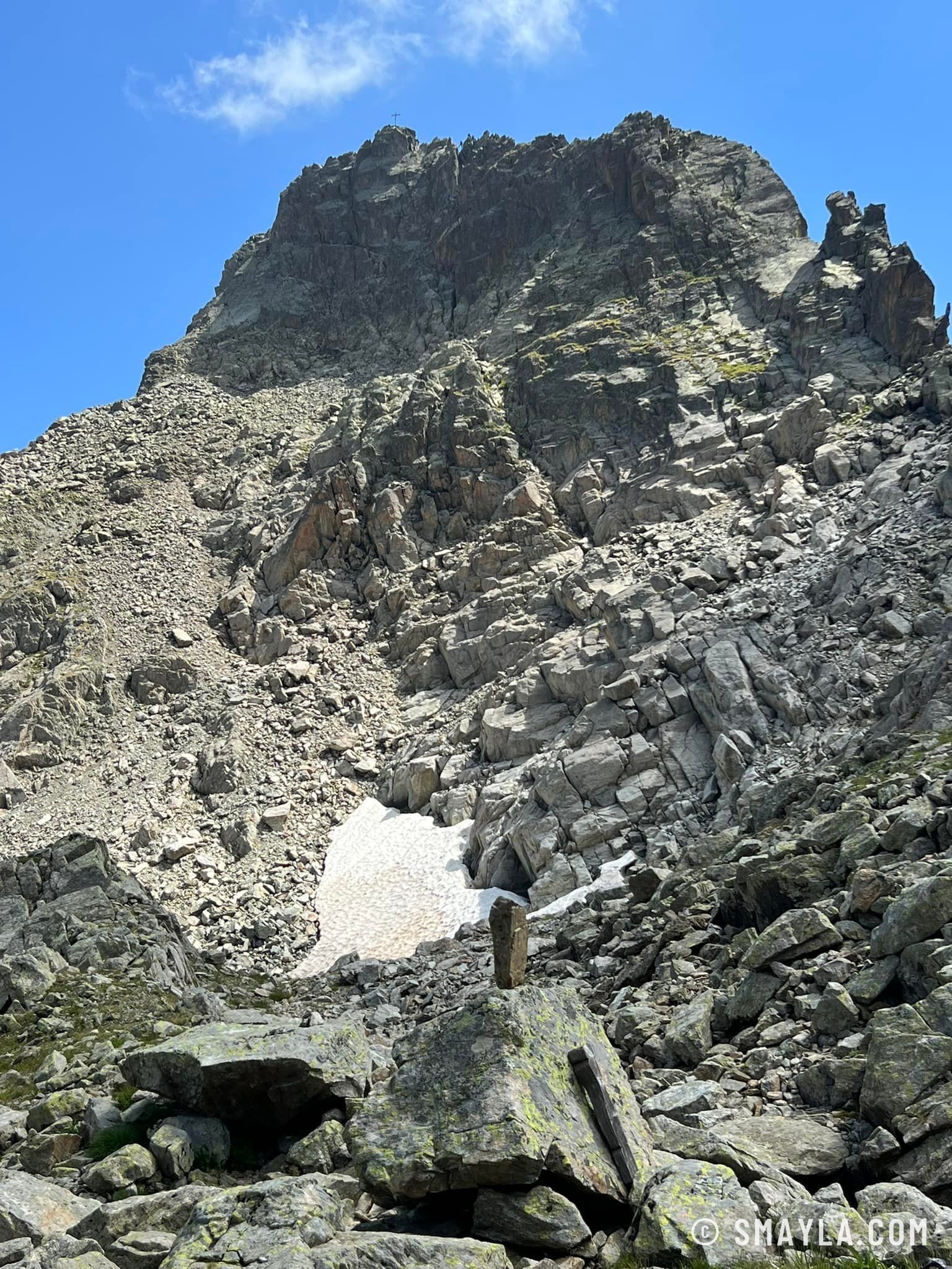 Arête rocheuse au col