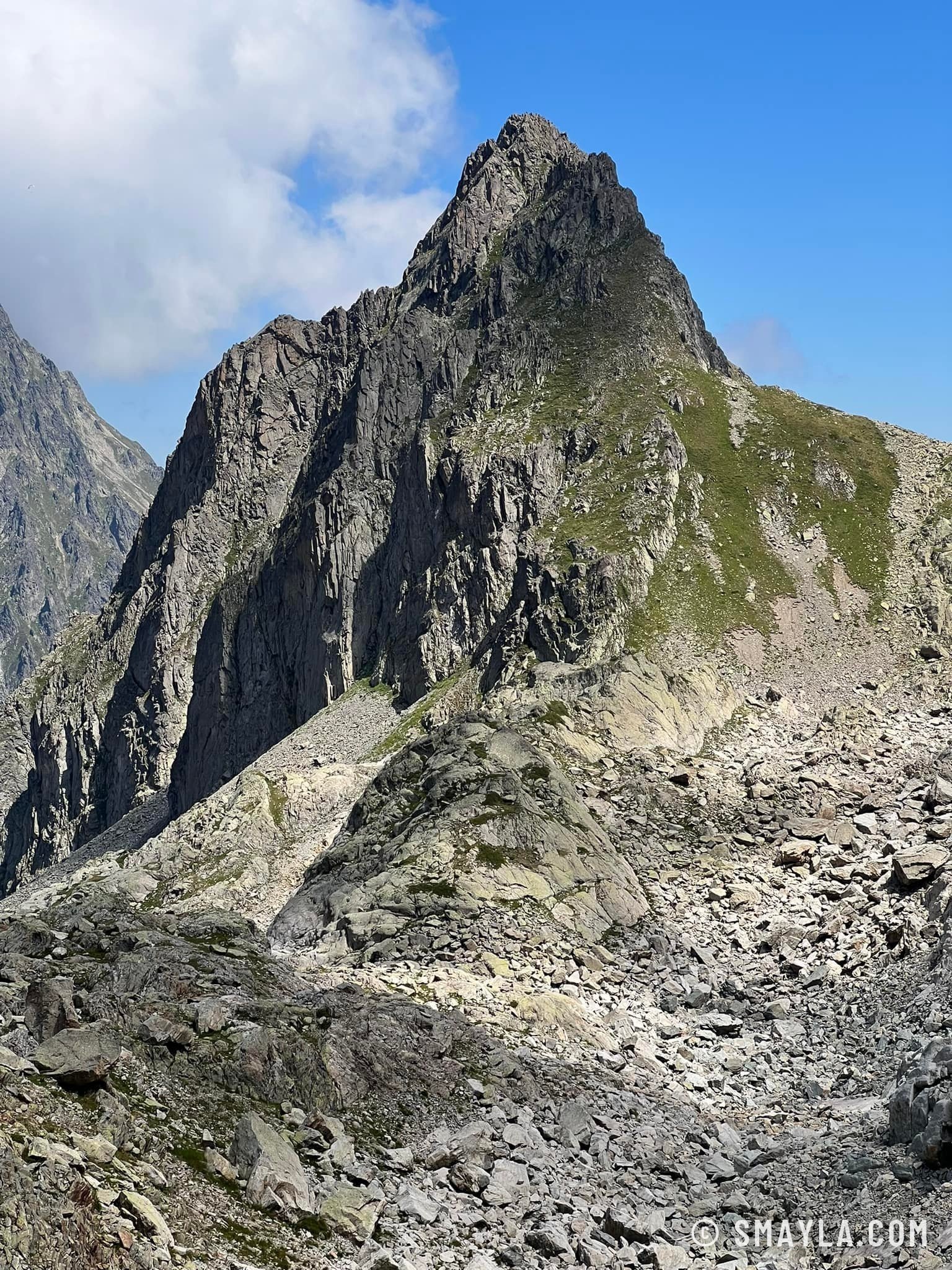 Pic rocheux au-dessus du col