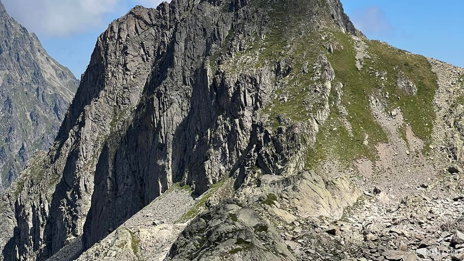 Pic rocheux au-dessus du col