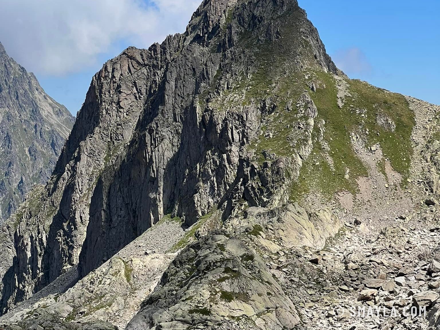 Pic rocheux au-dessus du col