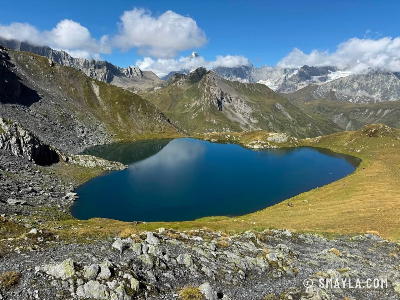Lac de Fenêtre sous le ciel bleu