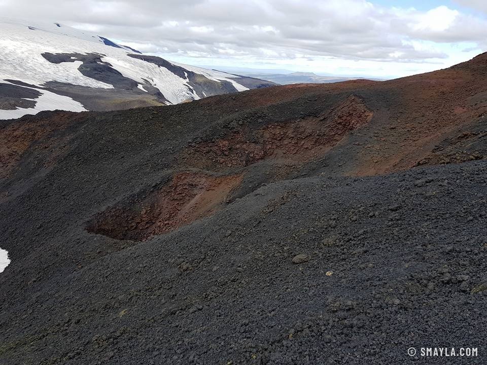Rote Hänge und Schnee am Pass