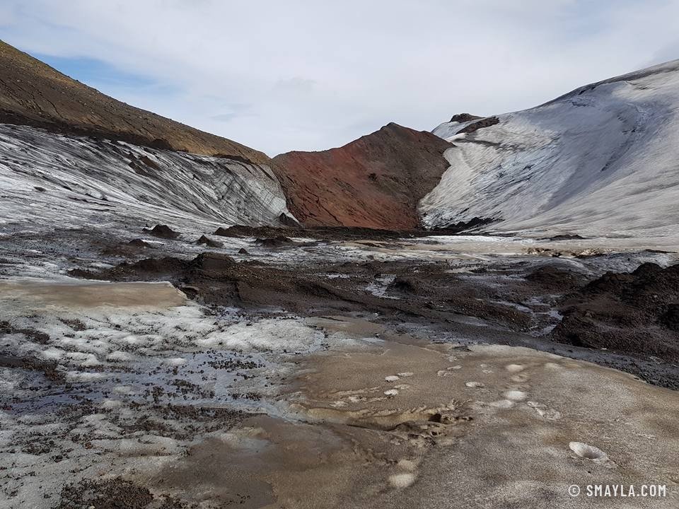 Schnee und roter Krater