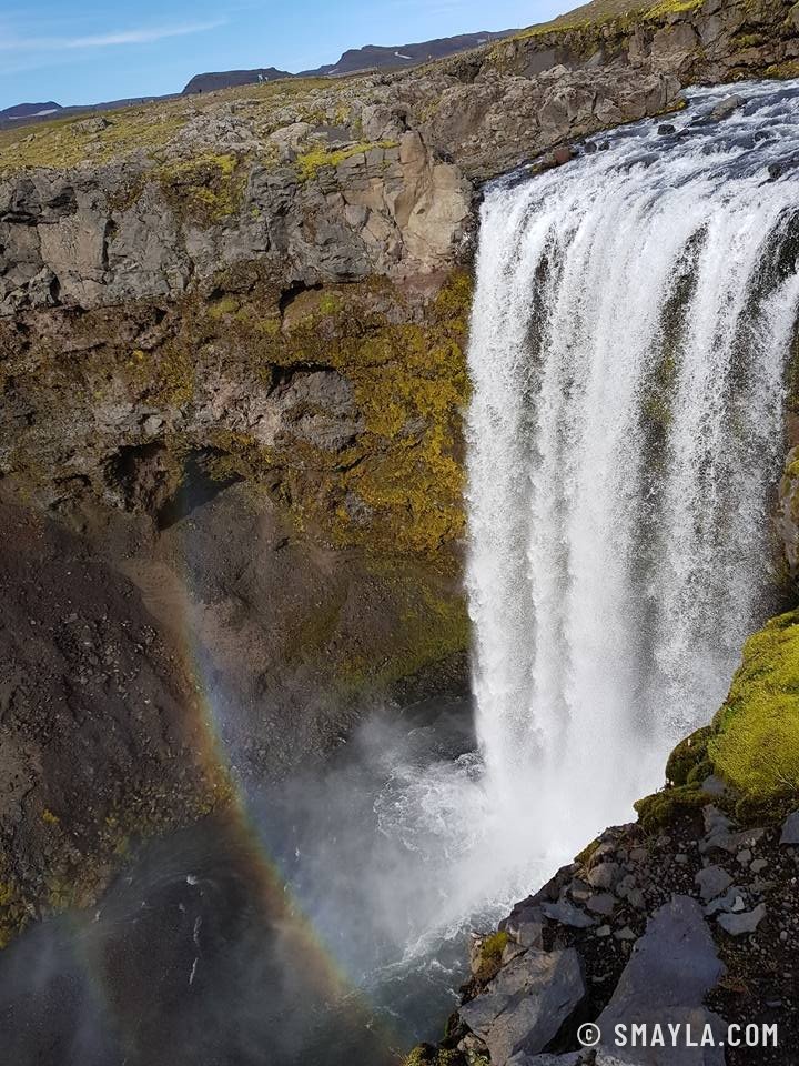 Ein Wasserfall der Skógá mit Regenbogen