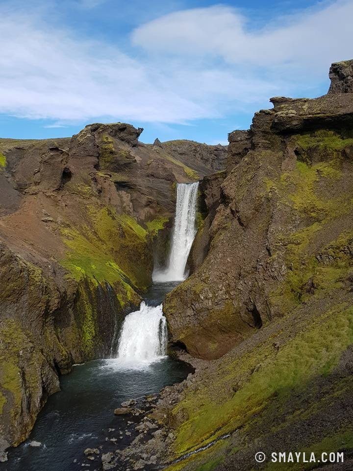 Doppelter Wasserfall in der Schlucht
