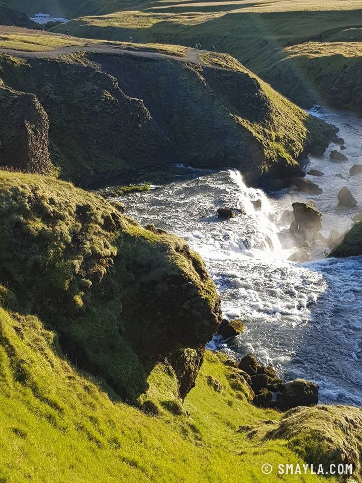 Die Skógá zwischen moosigen Felsen