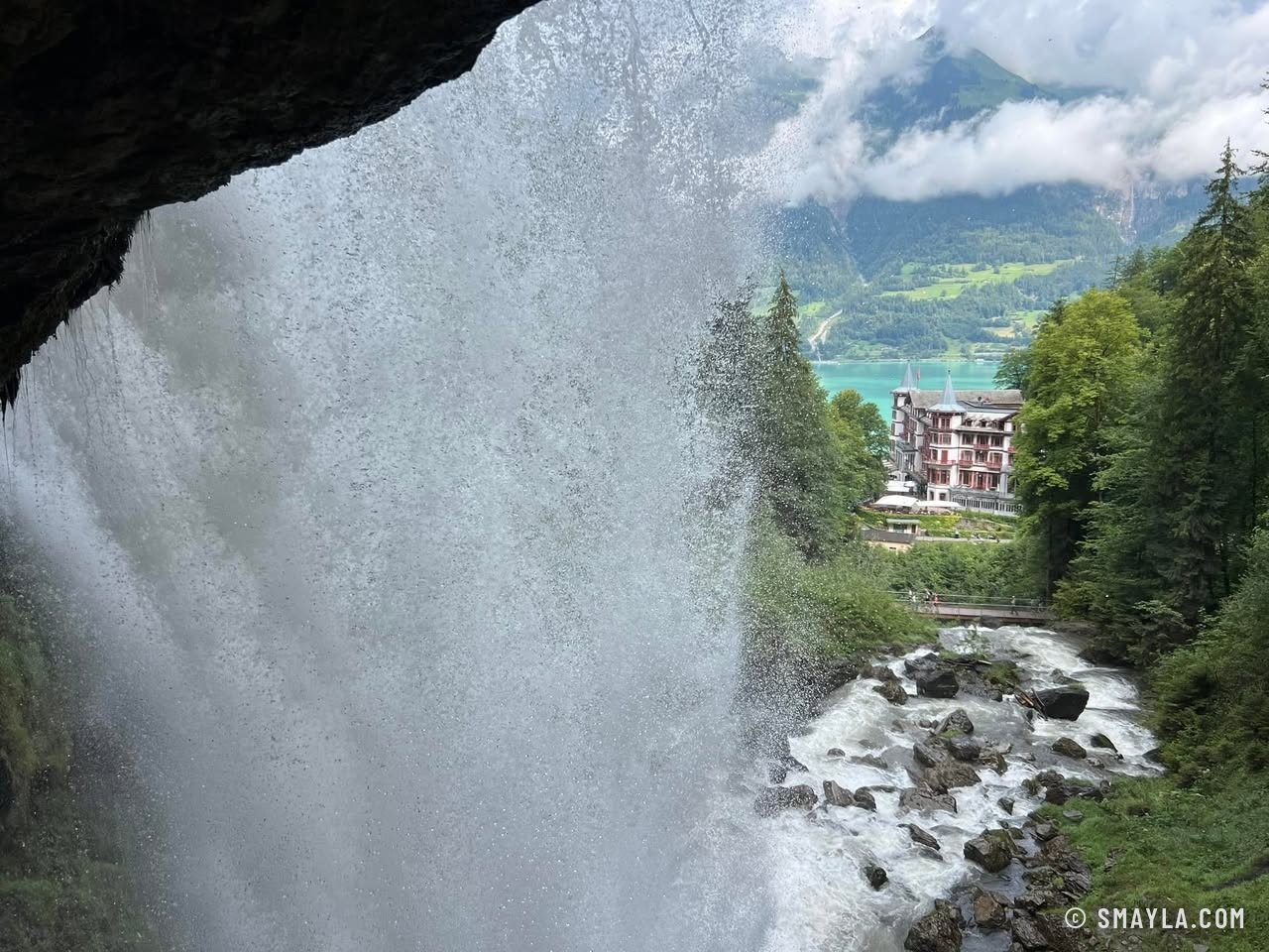 Derrière le rideau d'eau
