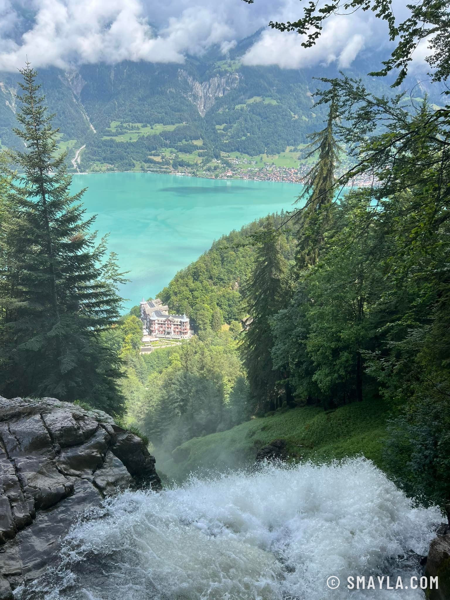 Le lac de Brienz turquoise sous les chutes