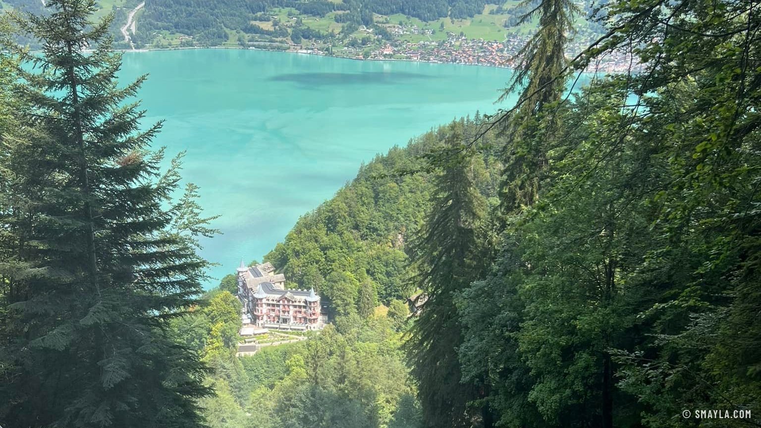 Le lac de Brienz turquoise sous les chutes