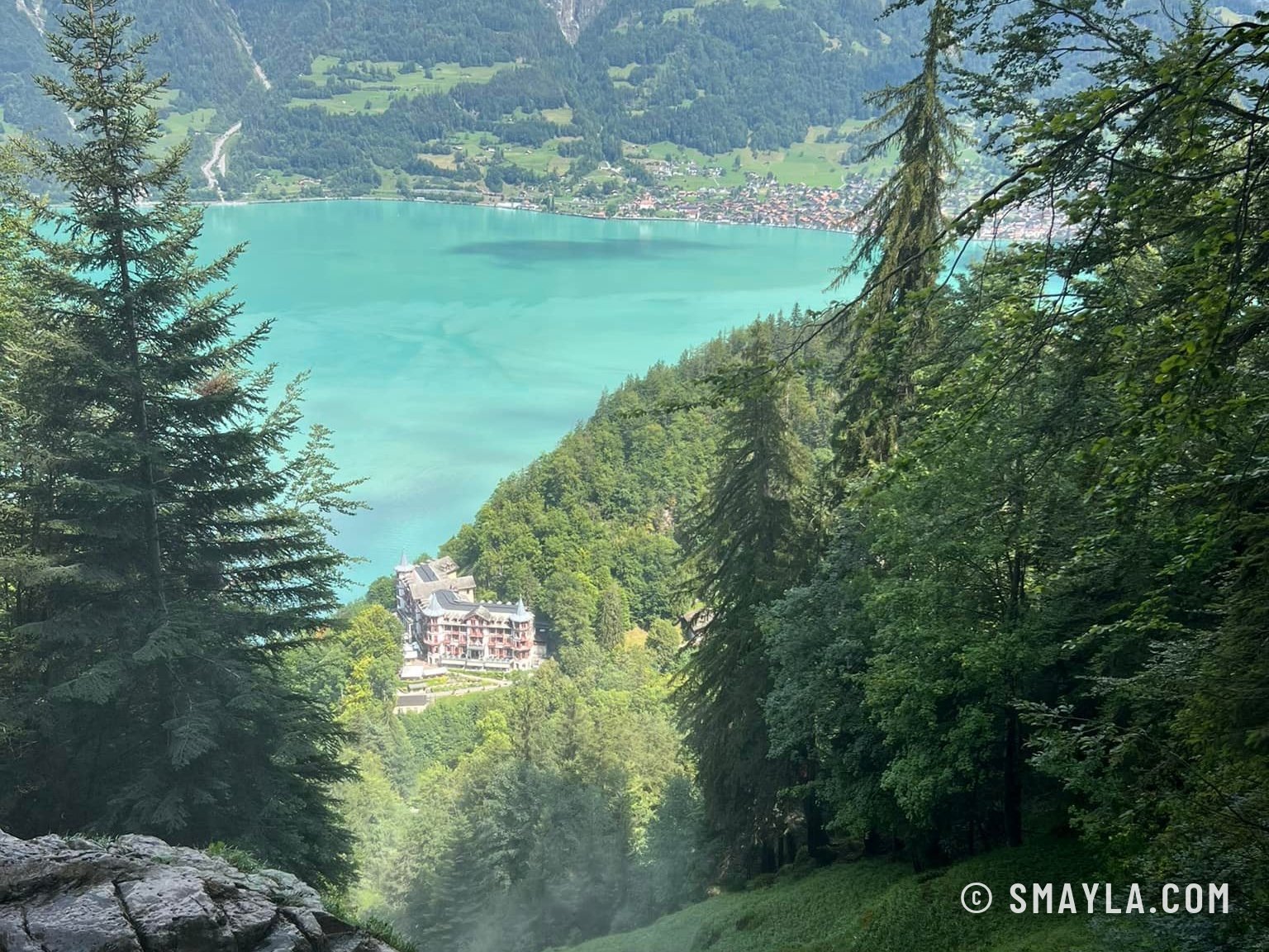 Le lac de Brienz turquoise sous les chutes