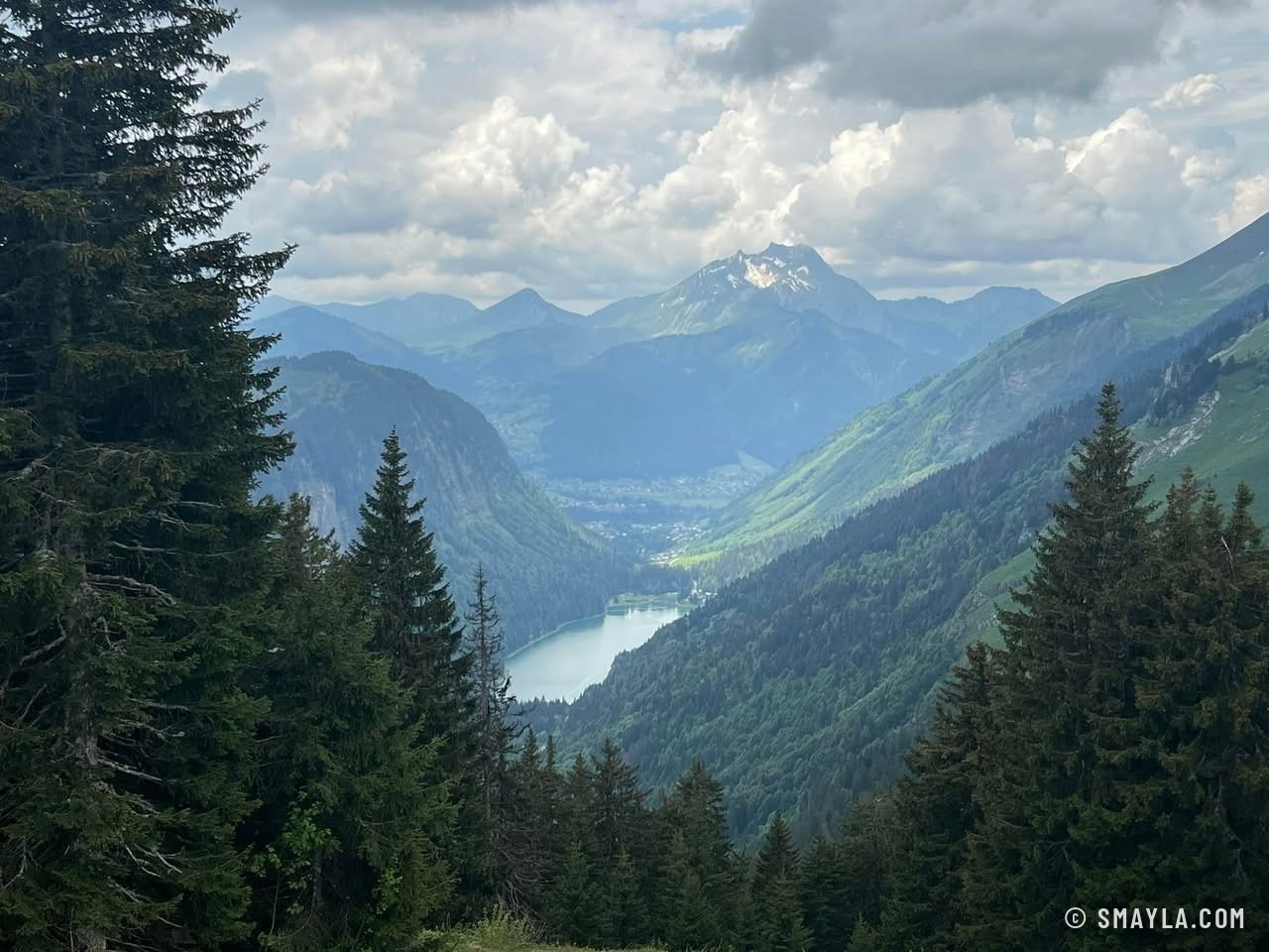 Le lac de Montriond depuis le col