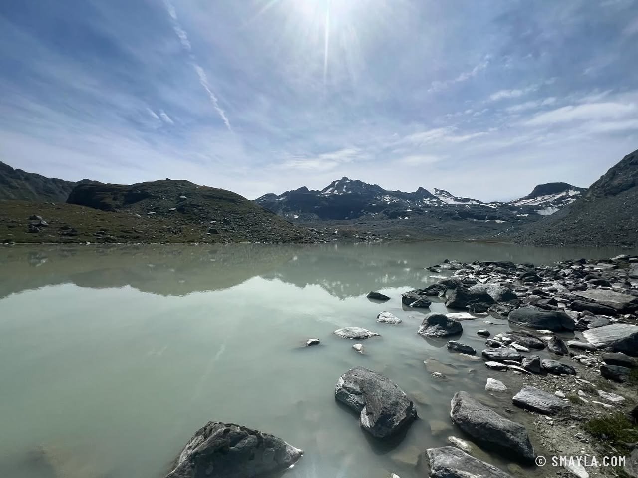 Rochers dans le lac du Grand Désert