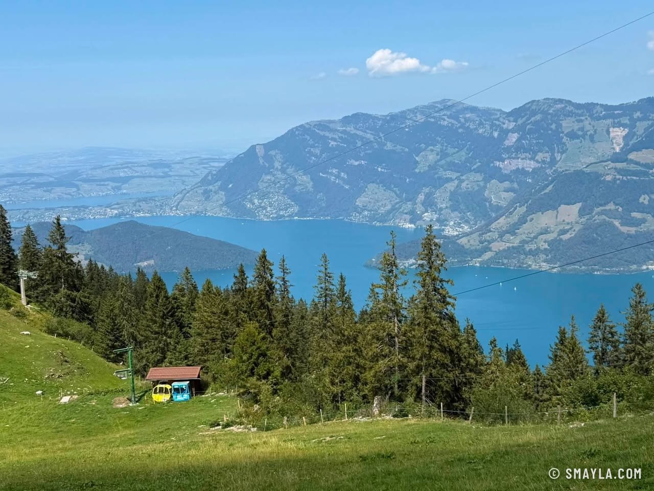 Alpage et forêt au-dessus du lac