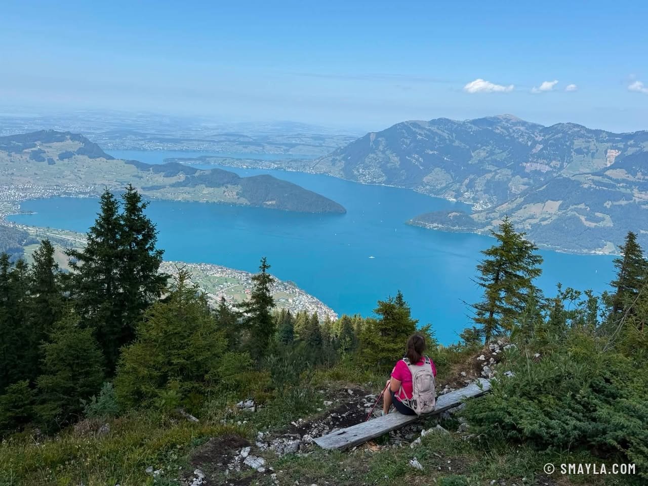 Le lac depuis la crête boisée