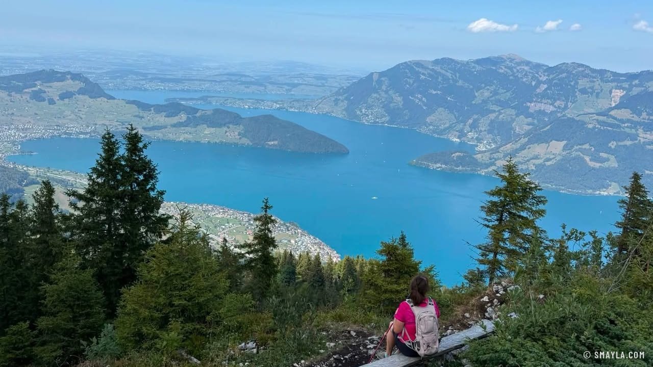 Le lac depuis la crête boisée