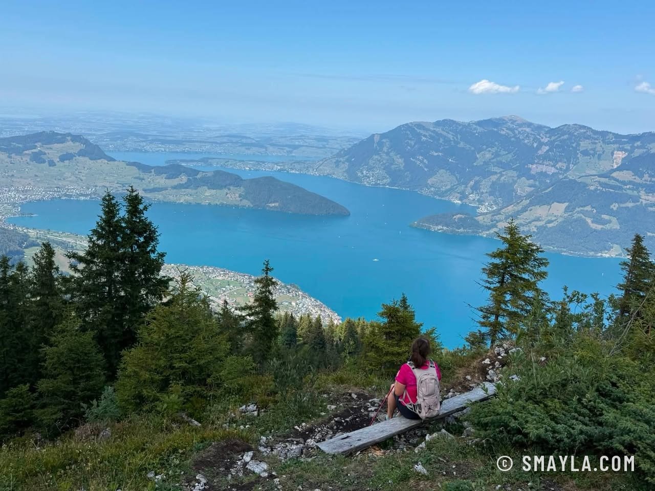 Le lac depuis la crête boisée