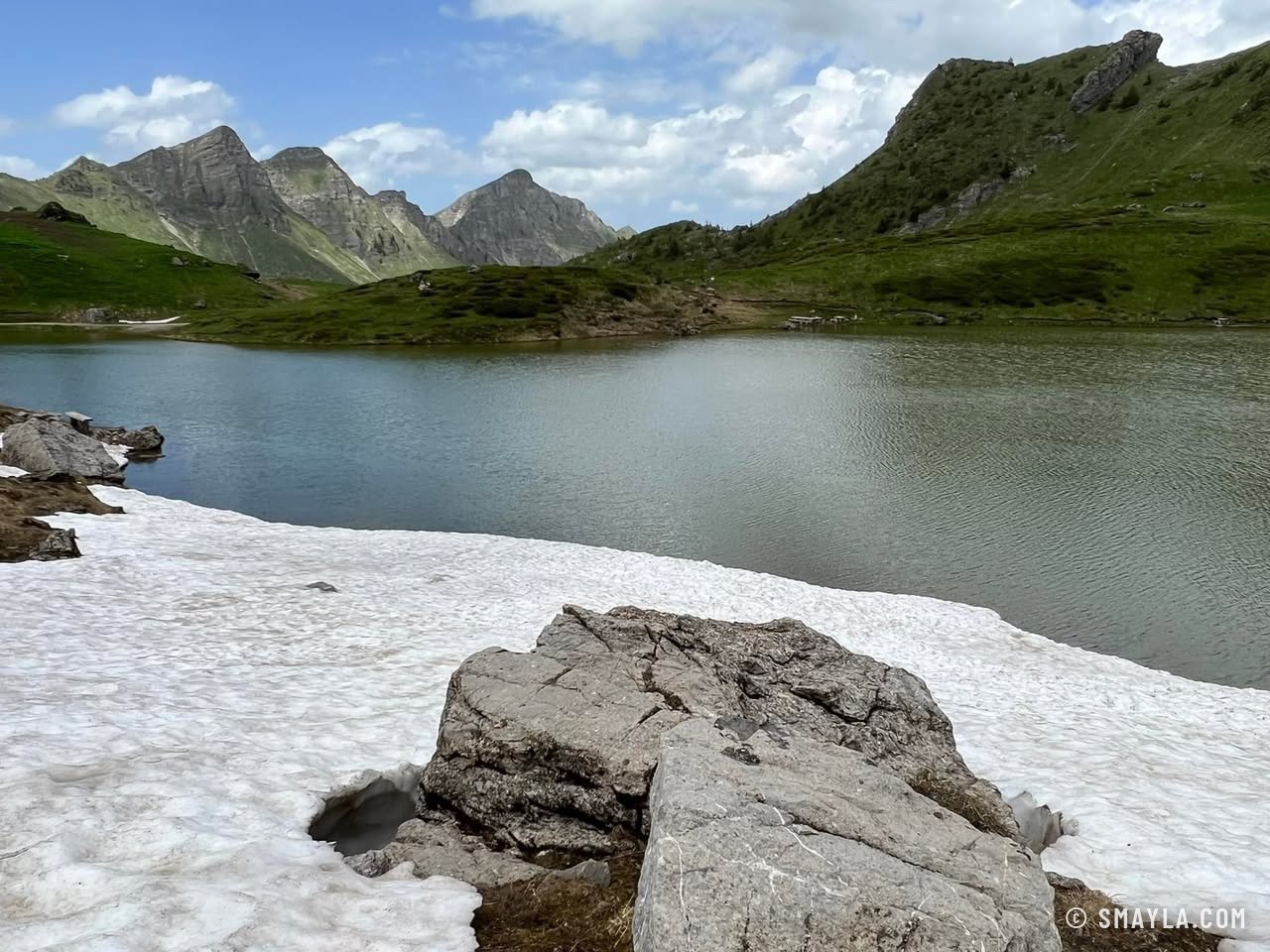 Le lac de Chésery et ses névés