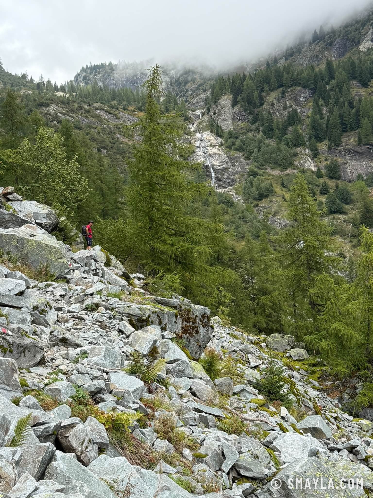Éboulis, mélèzes et cascade