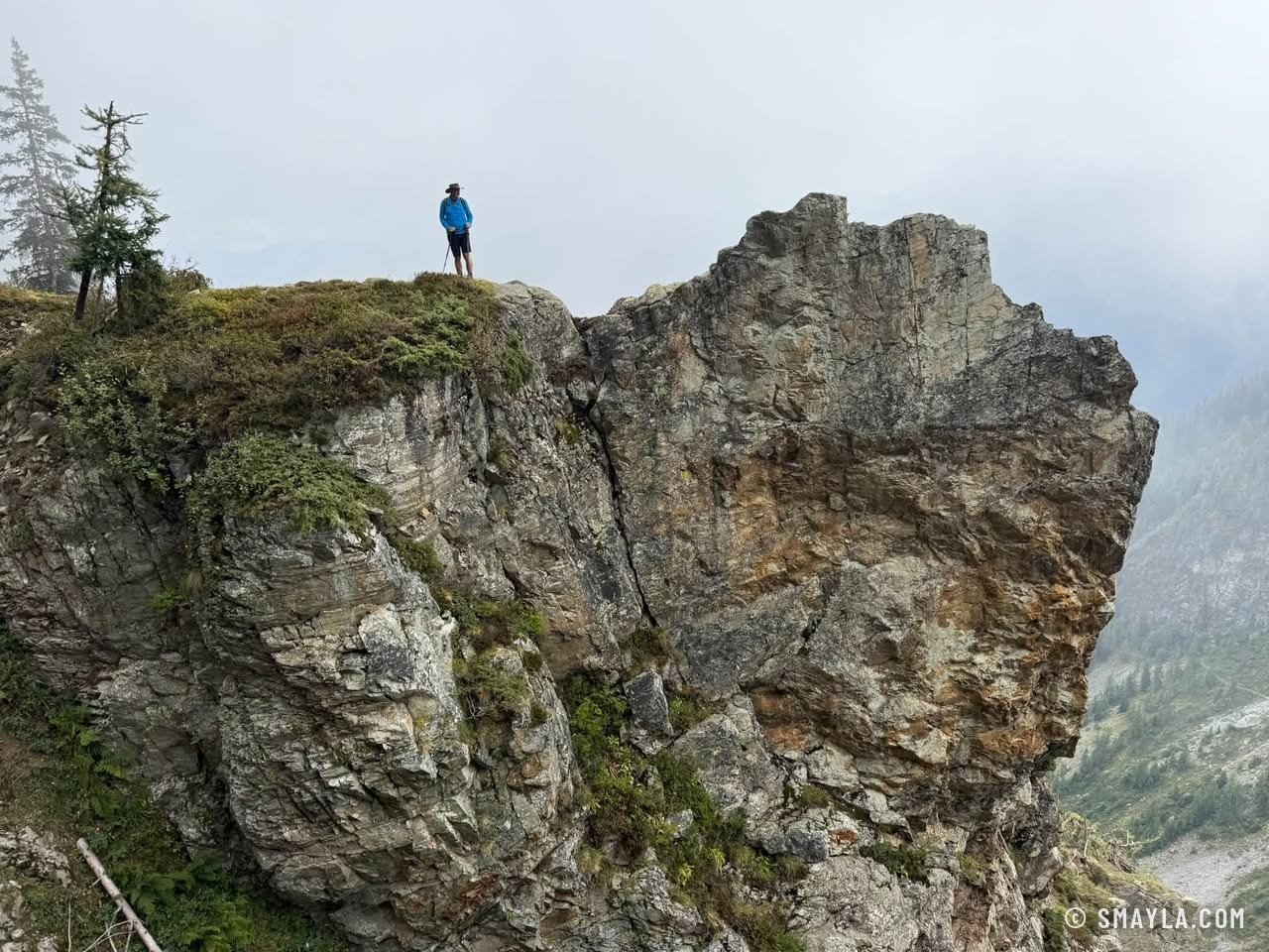 Christian sur un promontoire