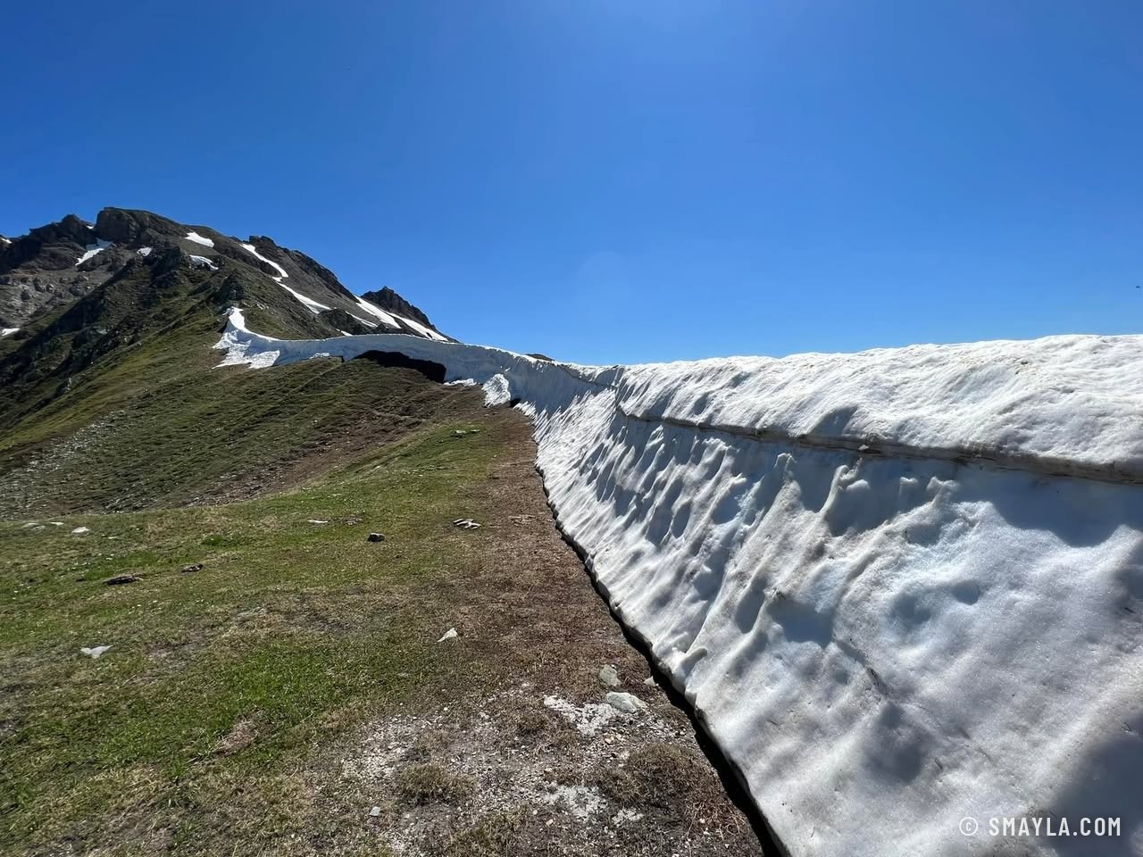 Corniche de neige sur la crête