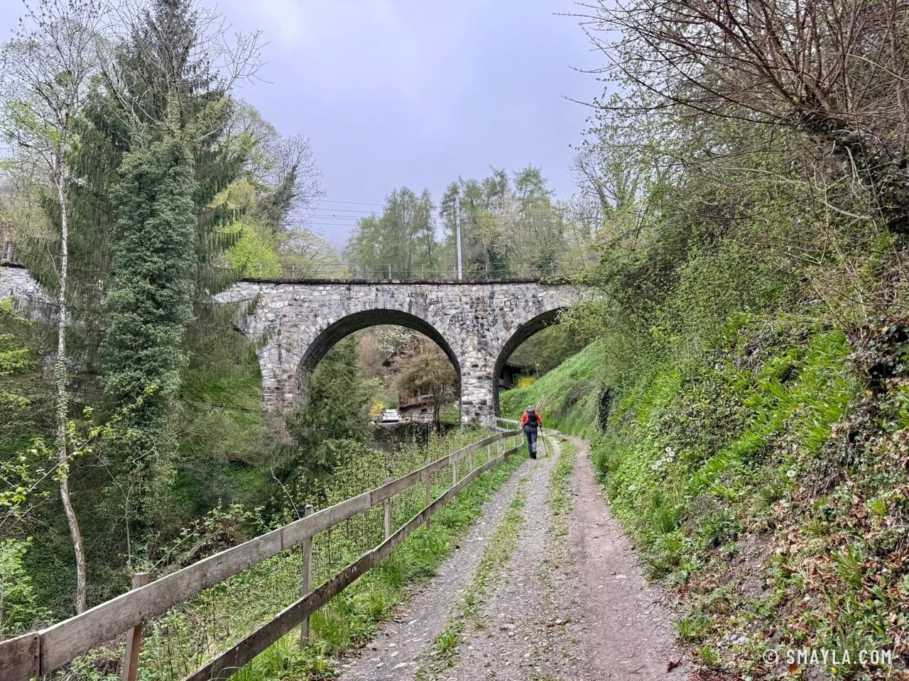 Le chemin sous le viaduc