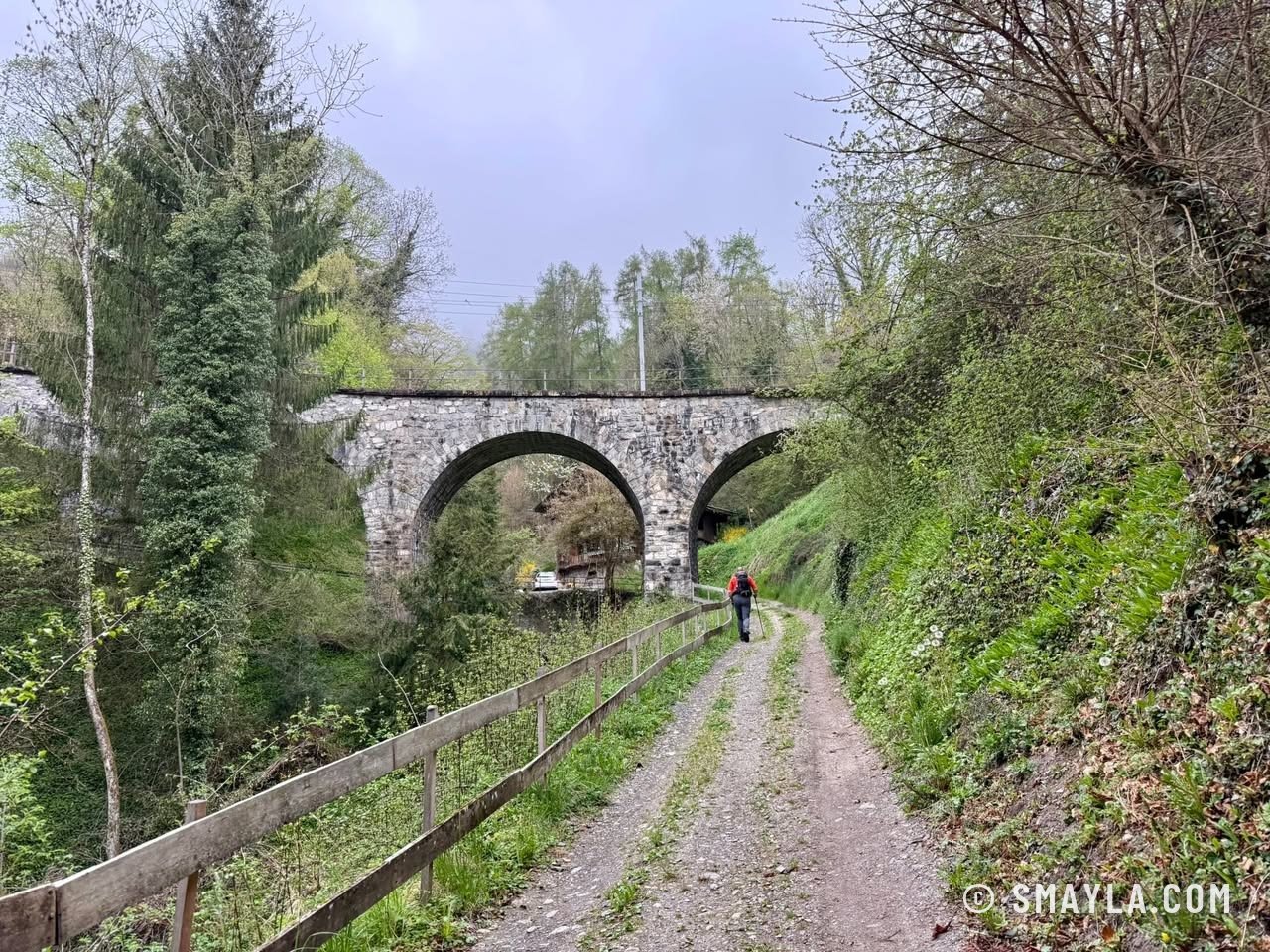 Le chemin sous le viaduc